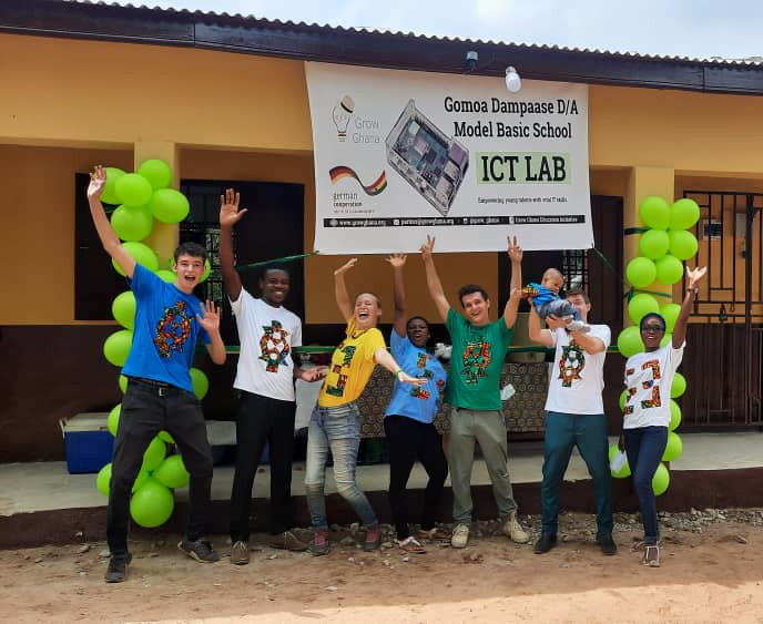 Team in front the newly built it lab